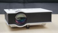 So sánh máy chiếu mini InFocus IN1110a và UNIC UC40