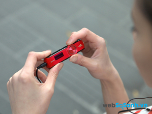 So sánh máy nghe nhạc Apple iPod Shuffle Gen 4 và Sony Walkman NWZ-B172F