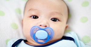 So sánh núm ty ngậm Tommee Tippee và Philips Avent cho bé 0-6 tháng tuổi