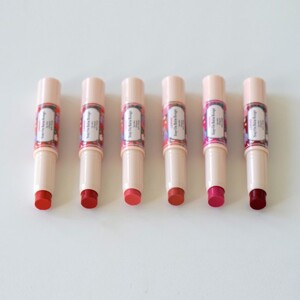 So sánh son dưỡng môi Canmake Stay on Balm Rouge và The Body Shop Hemp Lip Conditioner