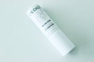 So sánh son dưỡng môi Caudalie Lip Conditioner và Nivea A Kiss of Milk & Honey Lip Care