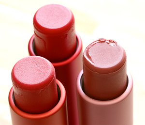 So sánh son dưỡng môi Fresh Sugar Lip Treatment và Kiss me tonight