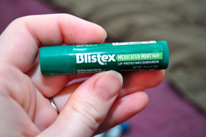 So sánh son dưỡng môi  Nivea A Kiss of Milk & Honey Lip Care và  Blistex Medicated Mint Lip Balm