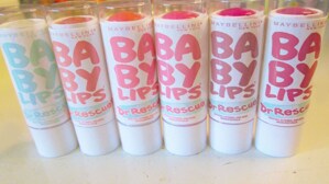 So sánh son dưỡng môi Maybelline Baby Lips Dr Rescue và Carmex Moisturising lip balm (dạng hũ)