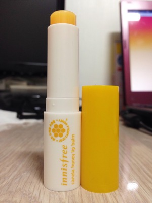 So sánh son dưỡng môi Innisfree Canola honey lip balm stick và  MAC Lip Conditioner