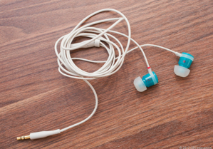 So sánh tai nghe NuForce NE-700 và SoundMagic E10