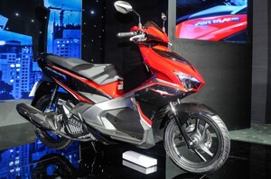 So sánh xe máy Kymco People và Honda Air Blade