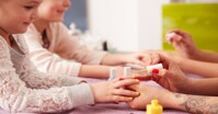 Sơn móng tay trẻ em: Những điều cần biết cho các mẹ