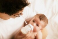 Sữa bột nào tốt cho bé sơ sinh từ 0 đến 6 tháng tuổi?
