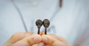 Tai nghe JBL T115BT: Âm thanh sống động, có sạc nhanh cực kỳ tiện dụng