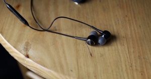 Tai nghe nhét tai Samsung IG935 nhỏ gọn, âm thanh sống động