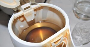 Tại sao ấm siêu tốc dùng lâu ngày bị đen? Có nguy hiểm không?