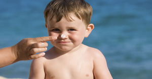 Tại sao các mẹ cần phải dùng kem chống nắng cho bé ?