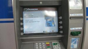 Thẻ ATM ngân hàng bị cây rút tiền nuốt: phải làm sao?