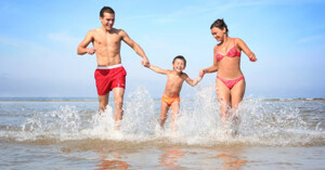 Top 3 kem chống nắng vô địch cả về chống nắng và chống thấm nước nàng đi biển nên biết mà sắm