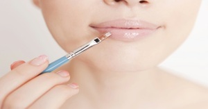 Top 5 loại son bóng không màu chị em không thể bỏ qua