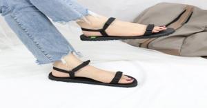 TOP những mẫu giày sandal nữ quai ngang đế bệt nổi bật và đẹp mắt