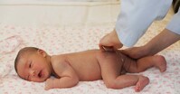 Trẻ sơ sinh bị táo bón có nên thụt hậu môn không?