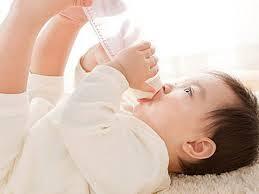 Trẻ sơ sinh có cần uống thêm nước?