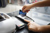 Từ nay có thể thanh toán tiền xăng dầu bằng thẻ ATM