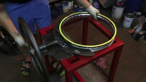 Vành (niềng) xe máy bị méo, cong vênh phải xử lý như thế nào?