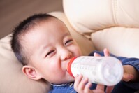 Vì sao nên chọn sữa bột Vinamilk Optimum Gold cho bé biếng ăn, nhẹ cân?