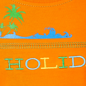 Áo thun bé trai ngắn tay thêu chữ HOLIDAYS-405301