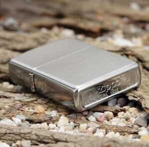 Bật lửa Zippo 24647 Chrome xước vân cong