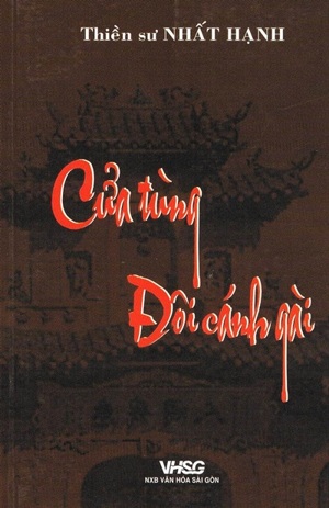 Cửa tùng đôi cánh gài - Thiền sư Nhất Hạnh