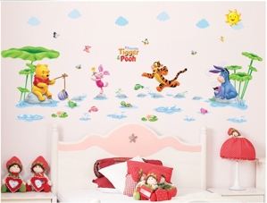 Decal dán tường hình gấu Pooh nghịch nước DTM7020