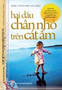 Hai Dấu Chân Nhỏ Trên Cát Ẩm