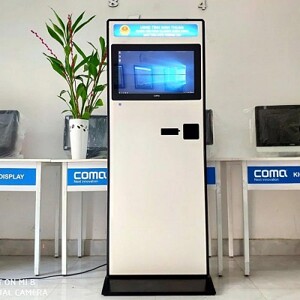 Máy Kiosk tra cứu thông tin ComQ Q-KIOSK 1740 CMT QR