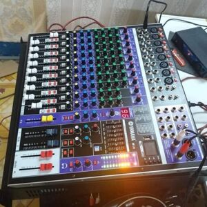 Mixer Yamaha M10