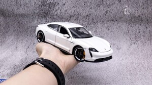 Mô hình xe Porsche Taycan Turbo S 1:24 Welly