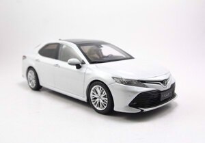 Mô hình xe Toyota Camry Trắng 1:18