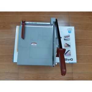 Bàn cắt giấy A4 KW TRIO 3921