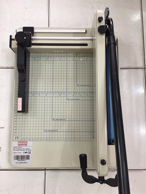 Bàn cắt giấy BOSSER 858 A4