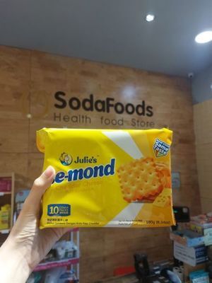 Bánh quy nhân bơ đậu phộng Julie's 180g