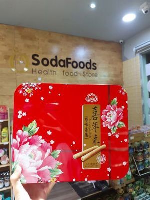 Bánh trứng cuộn vị mè Serena hộp thiếc 384g
