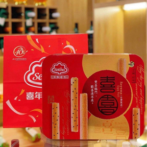 Bánh trứng cuộn vị mè Serena hộp thiếc 384g