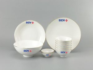 Bộ bàn ăn Daisy  IFP Chỉ Vàng 11 Sp Giá In Logo BIDV