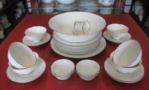 Bộ bàn ăn Minh Long Đài Các Chỉ Bạch Kim – 30 sản phẩm