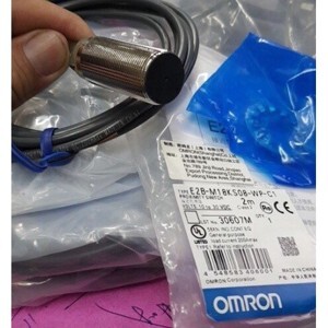 Cảm biến tiệm cận Omron E2A-M18KS08-WP-C2