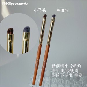 Cọ xéo nhỏ e.l.f. Studio Small Angled Brush