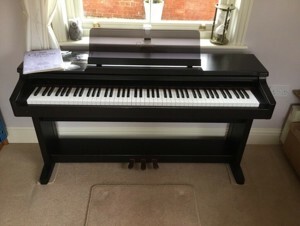 Đàn piano Yamaha CLP-124