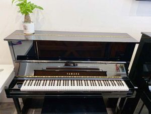 Đàn Piano Yamaha UX10BL