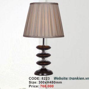 Đèn để bàn 8223