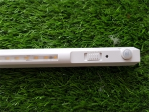 Đèn led cảm ứng gắn tủ lắp pin DC-069E-S