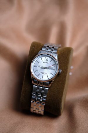 Đồng hồ đeo tay nữ dây kim loại thời trang Casio LTP-1335D