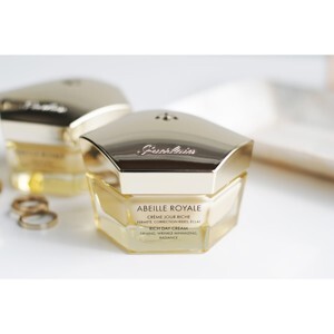 Kem dưỡng ngày Abeille Royale Day Cream